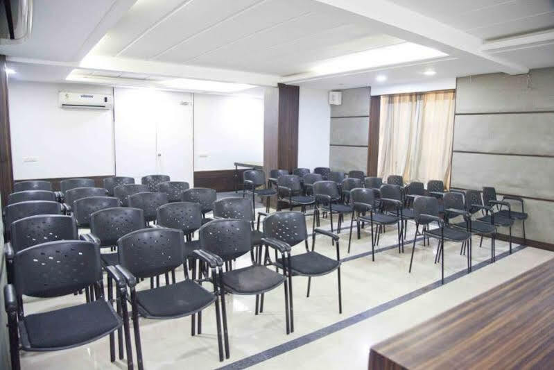 Treebo Admiral Suites New Usmanpura Aurangābād Esterno foto