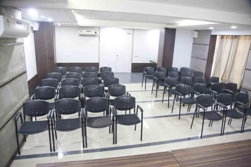 Treebo Admiral Suites New Usmanpura Aurangābād Esterno foto