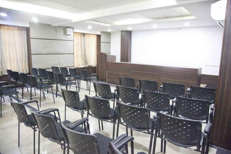 Treebo Admiral Suites New Usmanpura Aurangābād Esterno foto